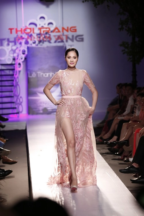 Hh hương giang tái xuất sàn catwalk sau khi sinh