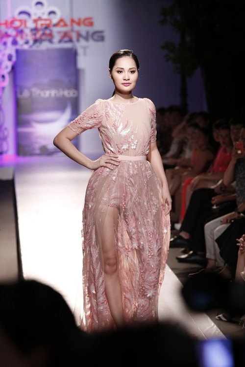 Hh hương giang tái xuất sàn catwalk sau khi sinh