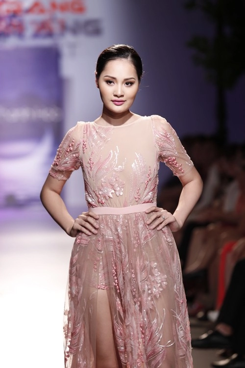 Hh hương giang tái xuất sàn catwalk sau khi sinh