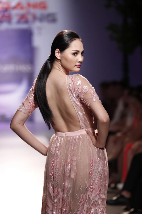 Hh hương giang tái xuất sàn catwalk sau khi sinh