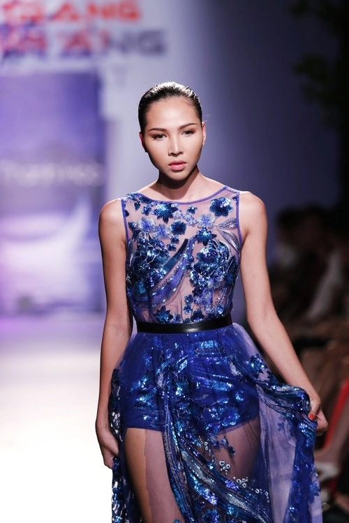 Hh hương giang tái xuất sàn catwalk sau khi sinh