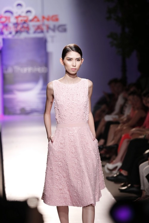 Hh hương giang tái xuất sàn catwalk sau khi sinh