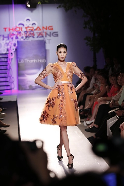 Hh hương giang tái xuất sàn catwalk sau khi sinh