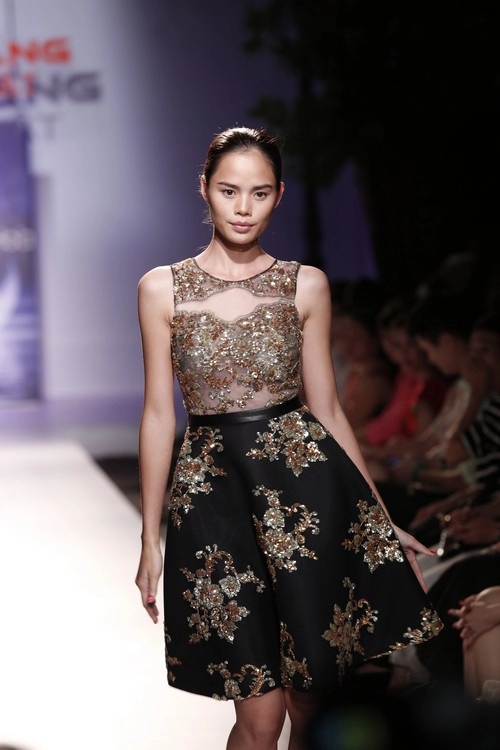 Hh hương giang tái xuất sàn catwalk sau khi sinh