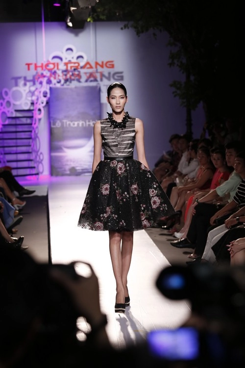 Hh hương giang tái xuất sàn catwalk sau khi sinh