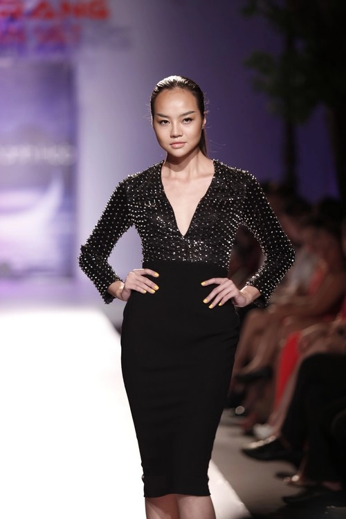 Hh hương giang tái xuất sàn catwalk sau khi sinh