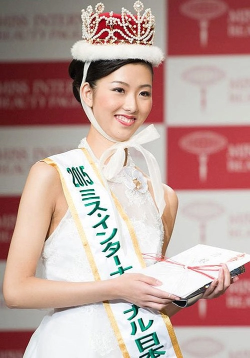 Hoa hậu thế giới nhật bản vừa đăng quang đã hứng đá