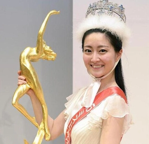 Hoa hậu thế giới nhật bản vừa đăng quang đã hứng đá