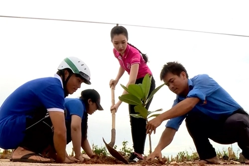 Hoa hậu việt nam 2016 bản sao vợ duy nhân khiến xuân bắc chi bảo bấn loạn