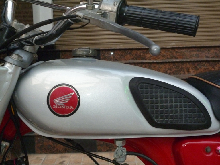 Honda 68 đỏ cờ dáng cl50