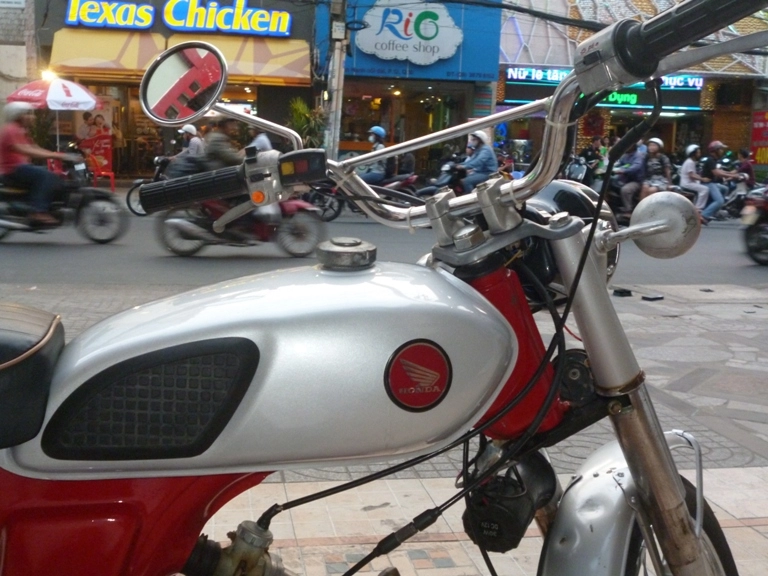 Honda 68 đỏ cờ dáng cl50