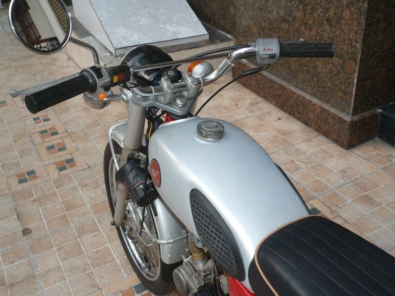 Honda 68 đỏ cờ dáng cl50