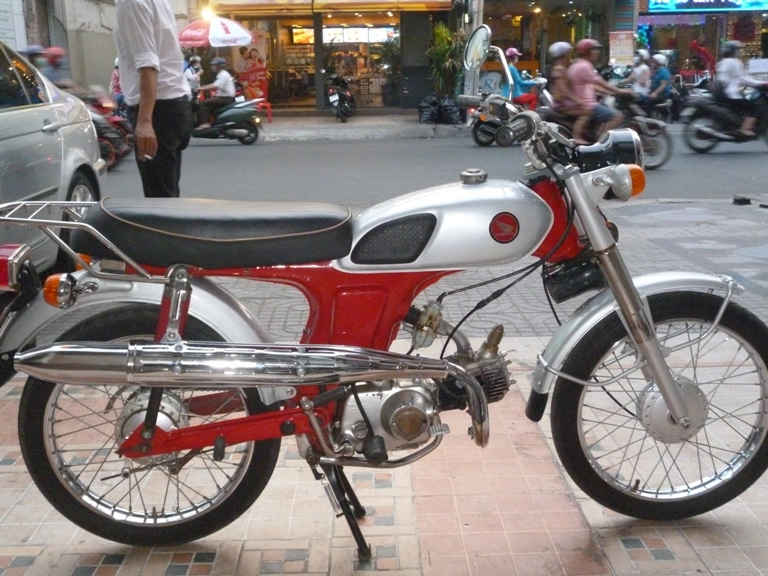 Honda 68 đỏ cờ dáng cl50