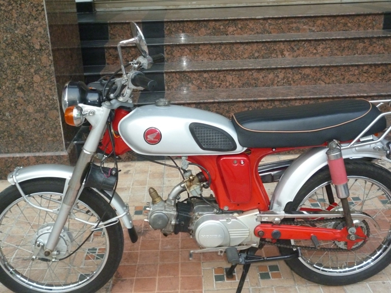 Honda 68 đỏ cờ dáng cl50