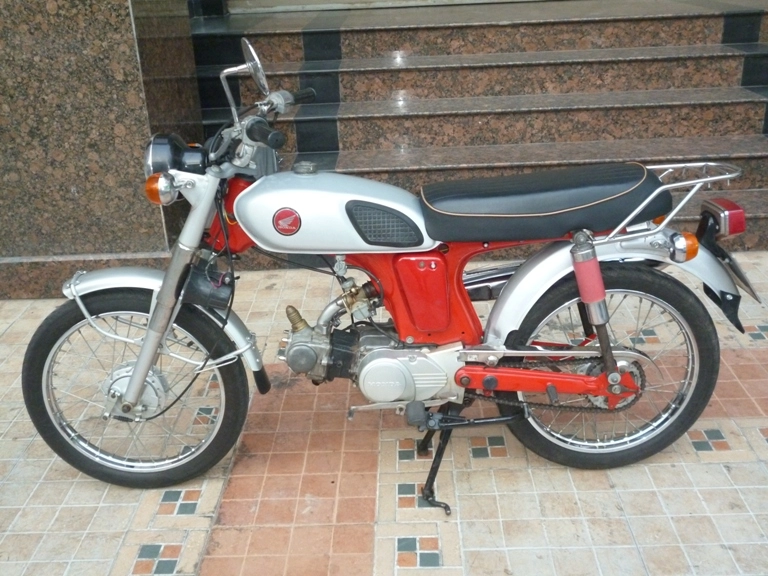 Honda 68 đỏ cờ dáng cl50