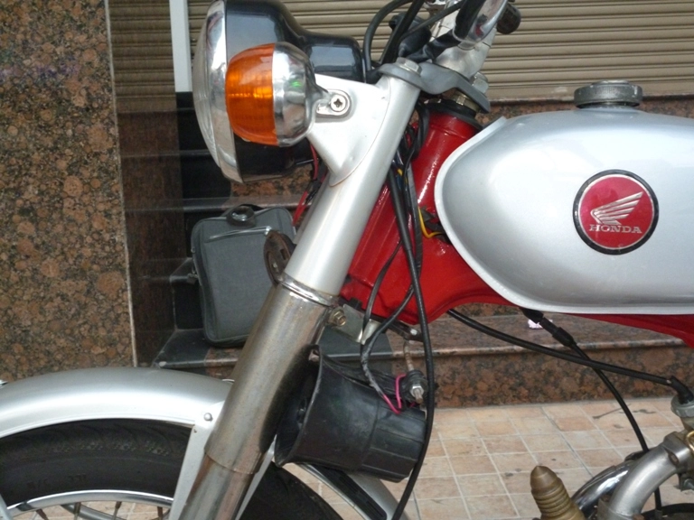 Honda 68 đỏ cờ dáng cl50