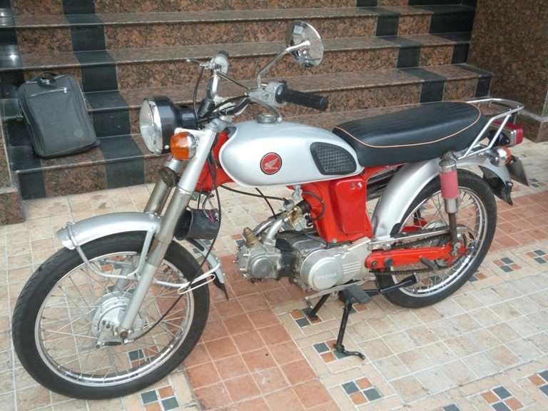 Honda 68 đỏ cờ dáng cl50