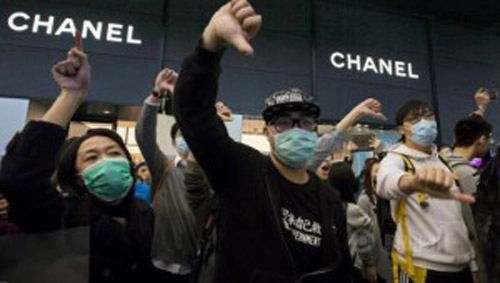 Hong kong phản đối cách chanel giảm giá đồ hiệu