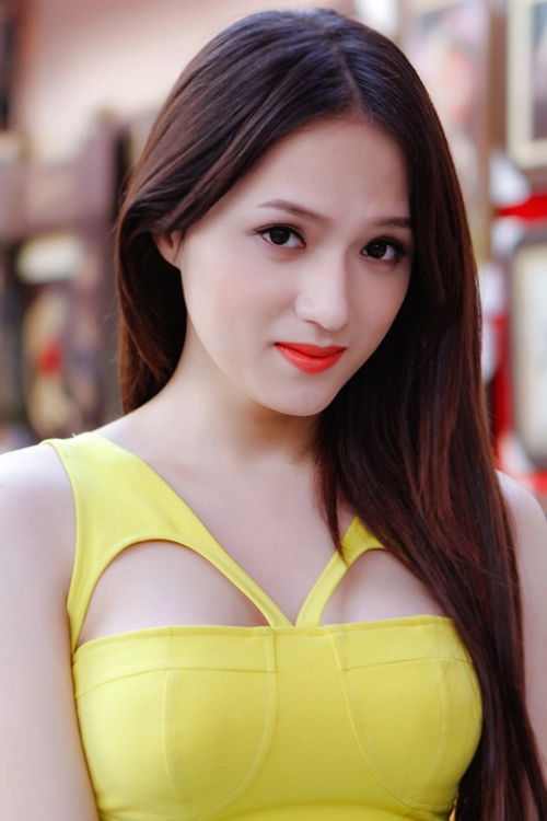 Hương giang idol gợi cảm bên sắc mai vàng