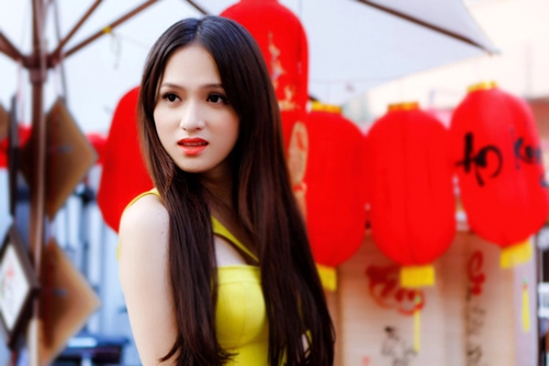 Hương giang idol gợi cảm bên sắc mai vàng