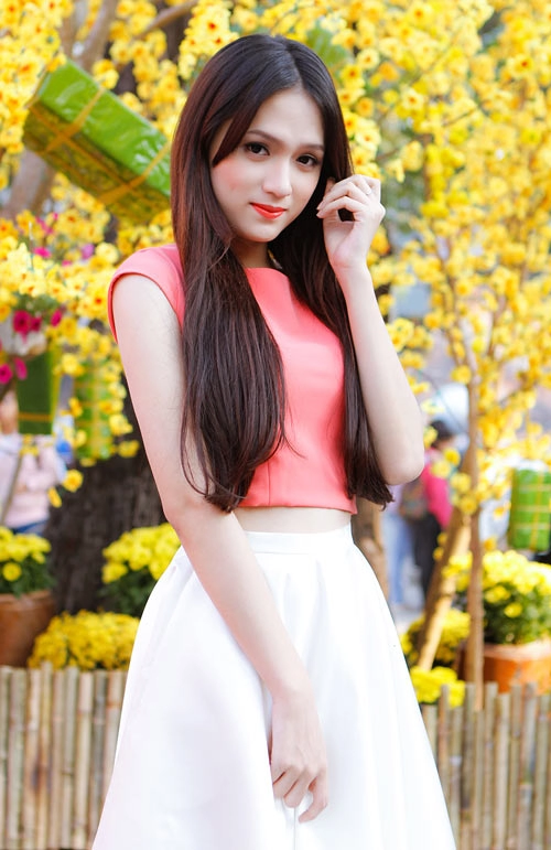 Hương giang idol gợi cảm bên sắc mai vàng