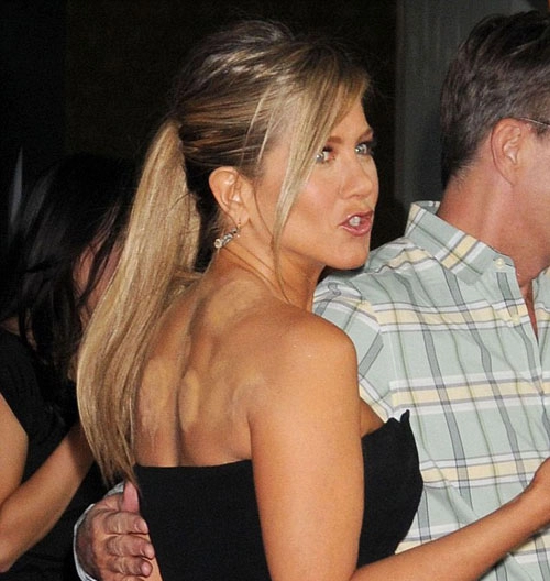 Jennifer aniston khoe lưng nham nhở