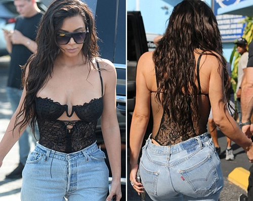  kim kardashian ra đường với áo lót và quần jeans 