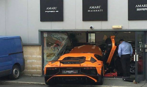  lái lamborghini phá hai siêu xe ferrari 