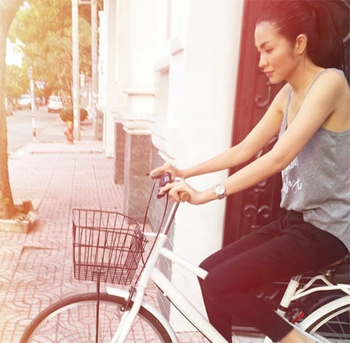 Làm dâu nhà giàu hà tăng vẫn giản dị đạp xe đi chợ