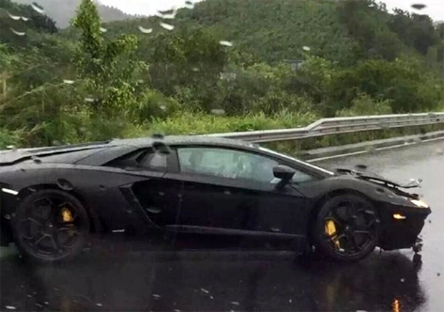  lamborghini aventador gặp nạn trên đường mưa 