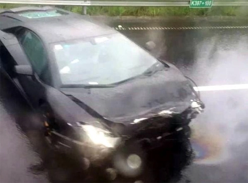  lamborghini aventador gặp nạn trên đường mưa 