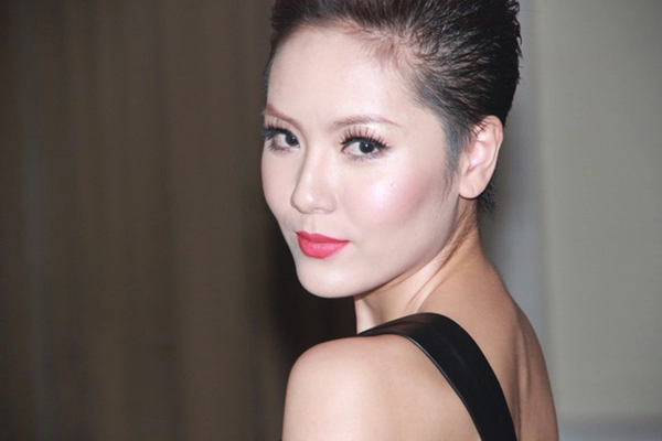 mặt trắng cổ đen lỗi trang điểm không thể cứu vãn