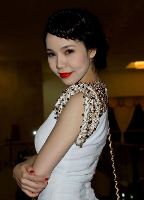mặt trắng cổ đen lỗi trang điểm không thể cứu vãn