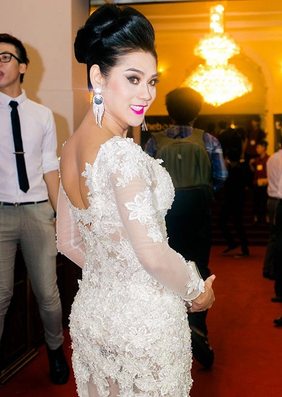 mặt trắng cổ đen lỗi trang điểm không thể cứu vãn
