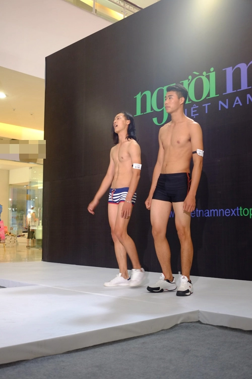 Mẫu nữ mặt xinh dáng đẹp catwalk với đồ bơi ở hà nội