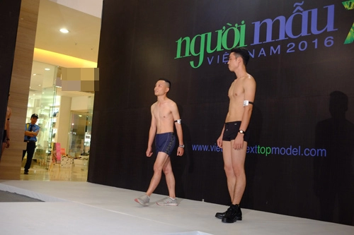 Mẫu nữ mặt xinh dáng đẹp catwalk với đồ bơi ở hà nội