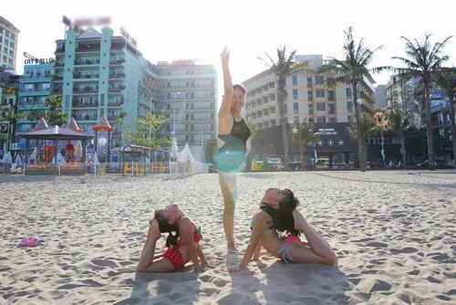 Mẹ việt sở hữu 2 cô con gái giỏi yoga khiến người lớn cũng thán phục