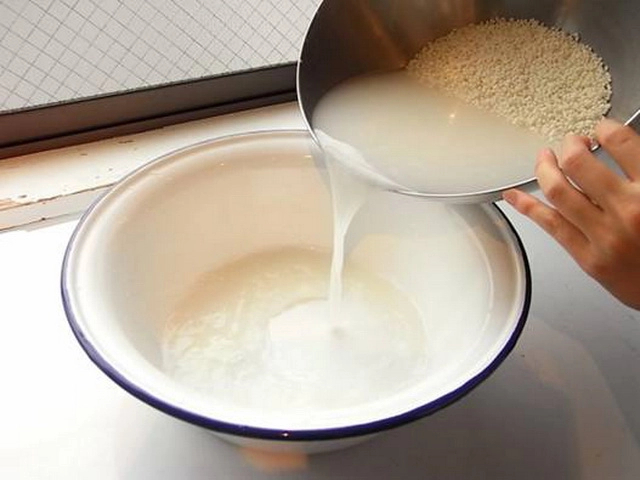 Ngăn chặn lão hóa dưỡng trắng da nhờ nước vo gạo