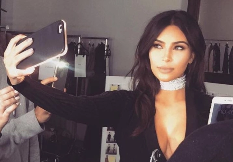 Nghiện selfie kim kardashian chụp 6000 ảnh trong 4 ngày