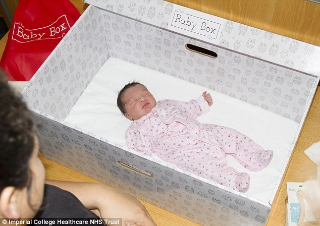 Ngỡ ngàng với lý do trẻ sơ sinh anh ngủ trong hộp các-tông thay vì nôi