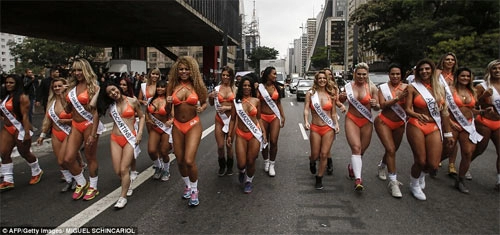 Người đẹp siêu vòng 3 brazil náo loạn đường phố