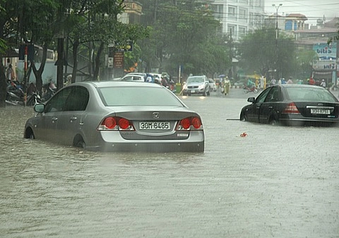  người việt đang lái xe sai cách khi bị ngập nước 