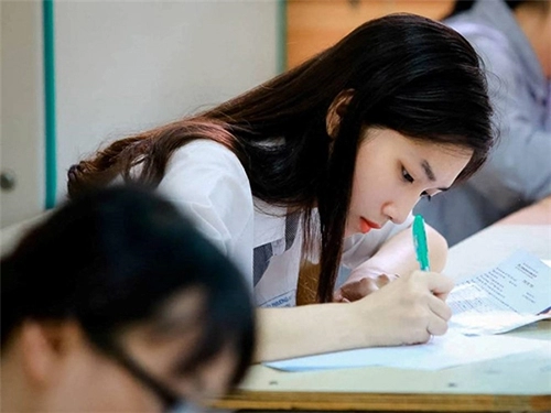 Những thí sinh gây sốt trong hai ngày thi đh đầu tiên vì xinh đẹp