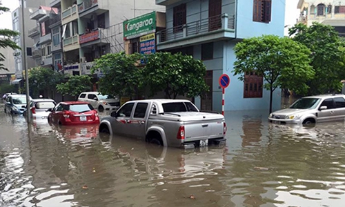  ôtô ngập nước ở hà nội 