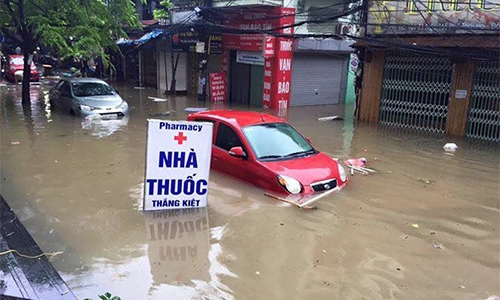  ôtô ngập nước ở hà nội 