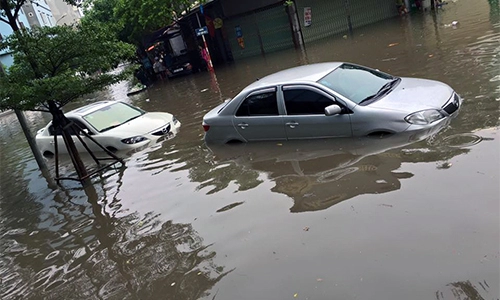  ôtô ngập nước ở hà nội 