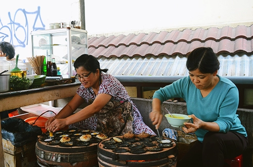 Quán bánh căn hơn 10 năm chỉ bán một loại nhân