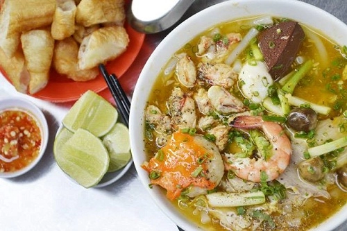 Quán bánh canh cua 40 năm hút khách ở sài gòn