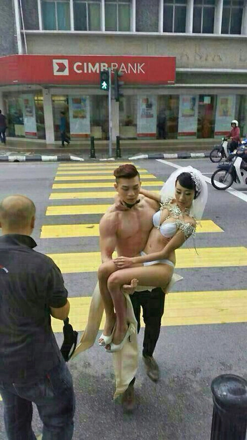 Ra hầu tòa vì chụp ảnh cưới bán nude giữa phố