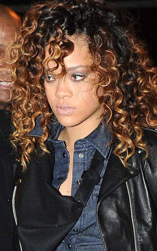 Rihanna chơi nổi với tóc cầu vồng